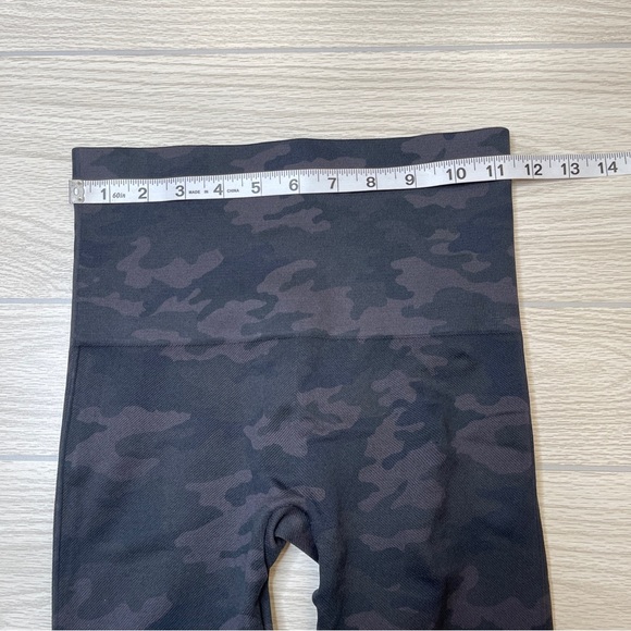 Spanx Green Camouflage Look at Me Now Seamless Leggings Women’s size Small - Picture 7 of 12